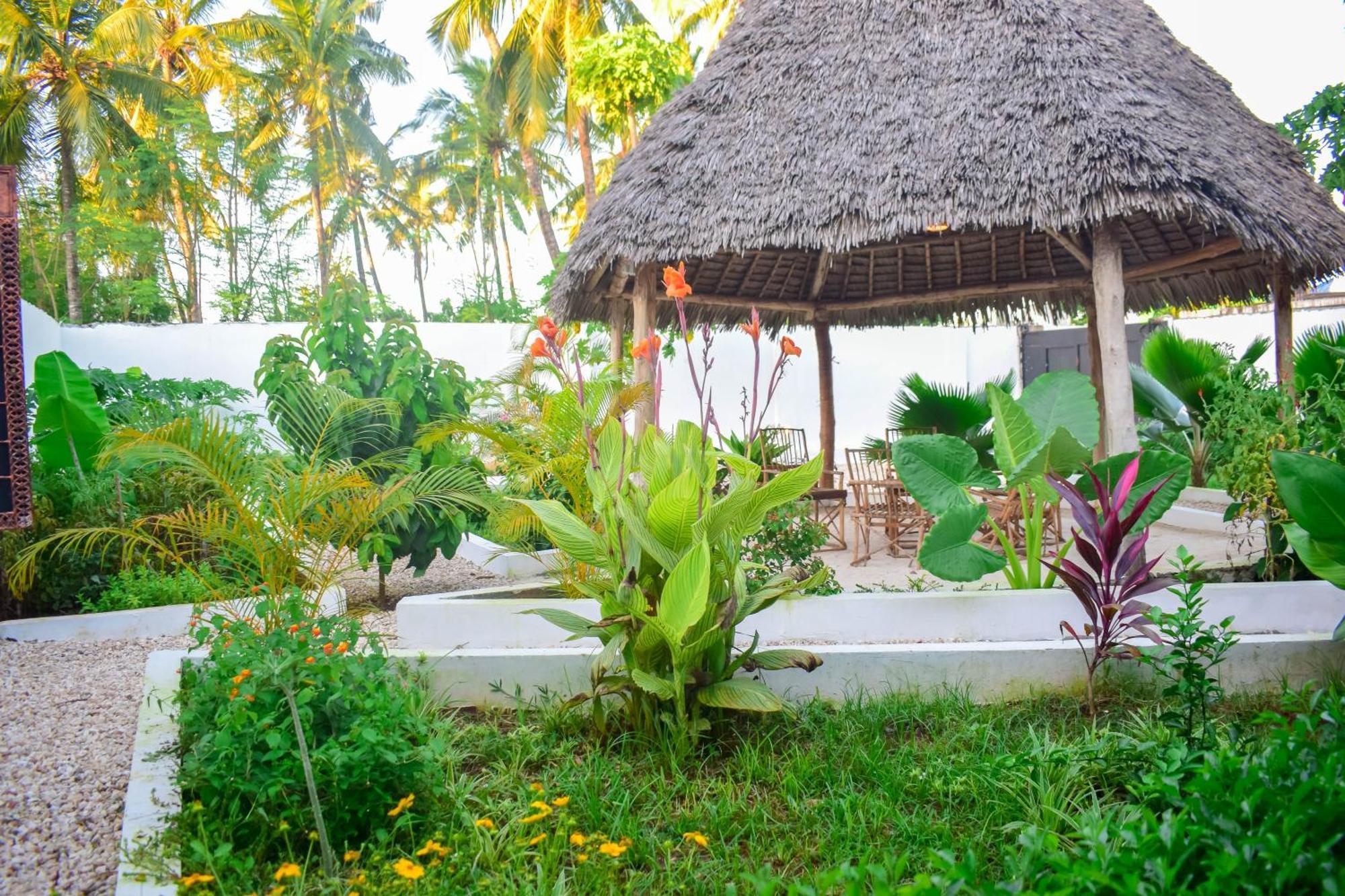Uhuru House And Restaurant Nungwi Ngoại thất bức ảnh