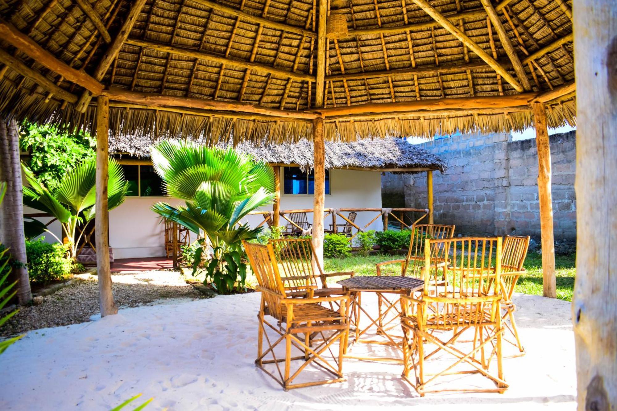Uhuru House And Restaurant Nungwi Ngoại thất bức ảnh