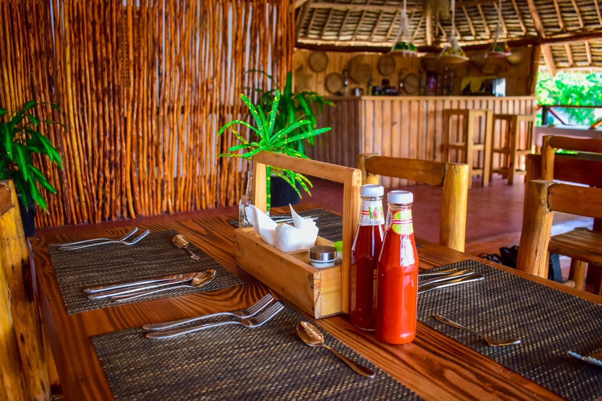 Uhuru House And Restaurant Nungwi Ngoại thất bức ảnh
